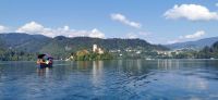 Der Bleder See mit Pletna Boot und Kapelle, Bled