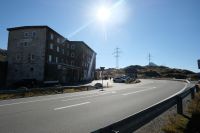 Anzeige der Schneehöhe am Haus links