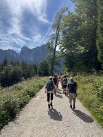 Auf dem Weg zum Laudachsee - vor uns der Katzenstein