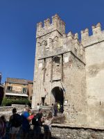 Exklusivreise rund um den Gardasee - Westeingang der Scaligerburg in Malcesine