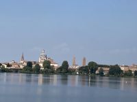 Exklusivreise rund um den Gardasee - Blick vom Boot aus auf die Skyline von Mantua