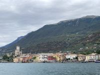 Exklusivreise rund um den Gardasee - Ansicht von Malcesine von der Fähre aus
