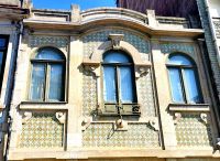 Die berühmten Azulejos - die Kacheln - zieren hier viele Häuserfassaden