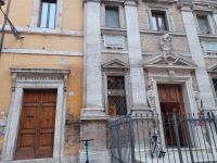 Rom-Kirche integriert in die Wohnfassaden