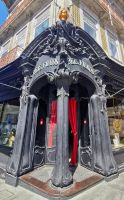 Pompöser Jugendstileingang in ein Geschäft in Baixa, Porto