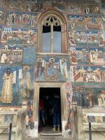 Kircheneingang in Voronet