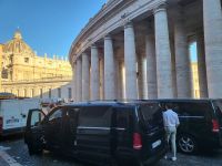 Ankunft mit unseren Vans am Petersplatz