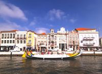 Mit den traditionellen Booten kann man hier in Aveiro eine Kanalfahrt machen
