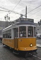 Sie gehören einfach zu Lissabon, diese alten Straßenbahnen