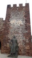 Am Eingang zur Festung steht die Bronzestatue von Sancho I.