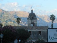 Kirche und Berge.JPG
