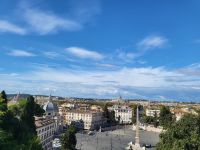 Blick zur Piazza del Popolo, im Hintergrund die Kuppel des Petersdoms