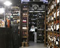 Weinhändler inmitten seines bekannten Geschäftes