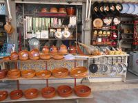 spanisches Tongeschirr und Paellapfannen