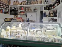 Käseladen in Tirana, man ißt vor allem Ziegen- und Schafskäse hier