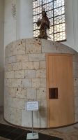 Moderner Beichtstuhl in der Klosterkirche Quirin