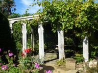 … mit einem großzügigen Garten mit verschiedenen „Gartenräumen“