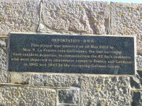 Auf den Inseln erinnern Gedenktafeln an die Schrecken des Naziregimes