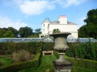 Blick vom Blumen- und Gemüsegarten auf das Haupthaus