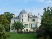 Wer sich nicht hier unten satt gesehen hat, hat vom kleinen Belvedere ober auf dem Dach noch mal einen schönen Rundumblick