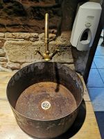 Upcycling auf albanisch, die alte Regentonne ist jetzt ein Waschbecken