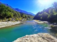 Türkisblau plätschert der Drinofluß vor sich hin