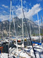 Am Hfen vorüber Richtung Monte Brione