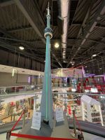 Auf dem Weg zu den Aufzügen steht ein Lego-CN-Tower