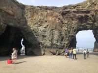 mit vielen Touristen