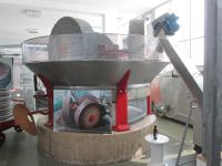 Ölmühle: Mahlsteine lassen einen groben Olivenbrei entstehen, alte Technik