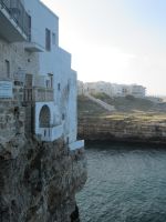 Poglignano a Mare: bebaute Klippen