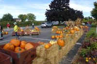 Halt neben der Kapelle The living water way side chapel