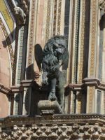 Orvieto: Kathedrale,  Fassade, Löwe als Symbol des Heiligen Markus