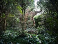 Dalí-Motive im Garten von Púbol