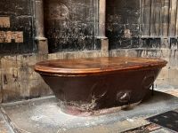 Tag 5, Metz, Kathedrale  römische Badewanne als Taufbecken 
