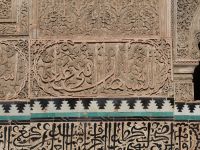 Kalligrafie kunstvoll gemeißelt