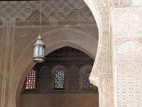 bunte Glasfenster in der Koranhochschule