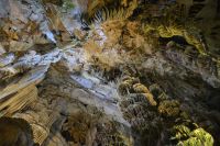 beleuchtete Stalaktiten und Stalagmiten