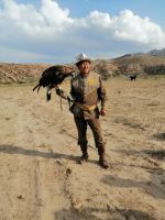 Berkuttsch mit dem Greifvogel