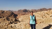 Jordanien, Wanderreisebegleitung Ria vor der Kulisse von Petra mit Jebel Aron