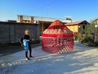 Vorführung einer Jurten-Aufstellung, Elene bei der Erklärung