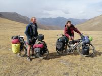 in 3.447 m Höhe begegnen wir einem Fahrradteam aus Kanada, Kalmak-Aschuu-Pass