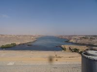 Fahrt über den Staudamm des Nil