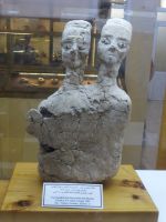 Zwei, die immer noch lächeln - und das seit  6500 v. Chr., im Archäologischen Museum.