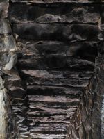 Zugehauene Deckenbalken aus Stein, kunstvoll ineinander geschichtet, ersetzen das kostbare Holz, das es in dieser wasserarmen Gegend nicht gibt.