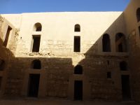 Das Gebäude ist so stilvoll und durchdacht, dass die Überlegung einer Herberge näher liegt. In diesem Hof kamen die gläubigen Pilger auf dem Weg nach Mekka an. 