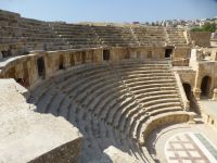 Später wurde es ein Theater für Rezitationen, Gesangs- und Musikdarbietungen und bot 1600 Menschen Platz.