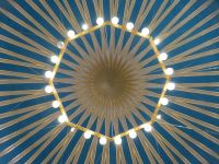 Ein Leuchter lässt die Moschee erstrahlen.