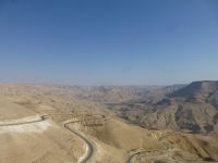 Blick auf das Wadi Mujib, ein 400 m tiefer und 4 km langer Riss.