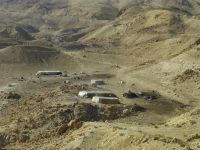 Beduinenzelte; die Schafe und Ziegen finden in der kargen Landschaft immer noch was zum Knabbern.